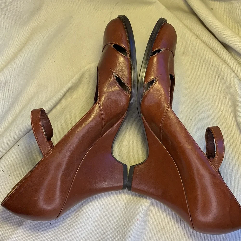 Gianni Bini elegant leather wedge almost NEW